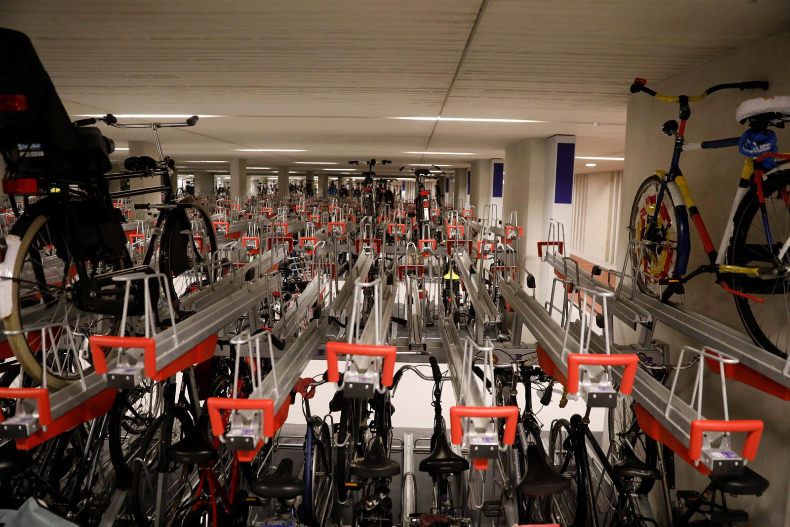 asi-es-el-mayor-estacionamiento-de-bicicletas-del-mundo-que-se-construyo-en-holanda-005